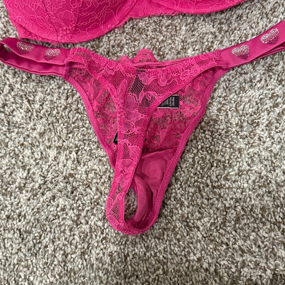 Victoria secret pink heart rhinestone setnew!! Bra is 32dd and panty is small - Picture 3 of 4